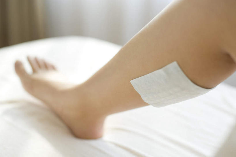 东方人,腿部,脚,脚趾,脚后跟,脚背,踝,腿,一个人,坐,横图,俯视,室内,特写,白天,化妆,美容,亚洲,仅一个年轻女性,仅一个女性,仅一个人,护肤,黄种人,保养,享受,休闲,脱毛膏,放松,保健,养颜,年轻女性,女人,女性,亚洲人,脚底,坐着,半身,彩图,高角度拍摄