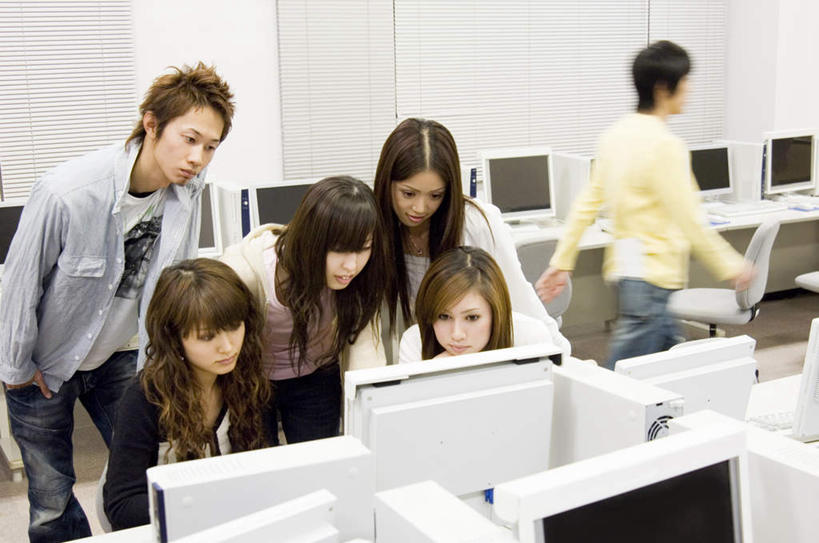 东方人,伙伴,朋友,站,坐,横图,室内,白天,正面,友谊,电脑,显示器,鼠标,键盘,亚洲,服装,网络,许多人,注视,休闲装,黄种人,输入设备,通讯设备,衣服,黑色,观察,看,站着,一群人,上课,休闲,同学,休闲服,台式电脑,服饰,观看,察看,校友,关注,通信设备,输出设备,同窗,学友,友情,男人,男性,年轻男性,年轻女性,女人,女性,亚洲人,长发,卷发,站立,坐着,半身,彩图