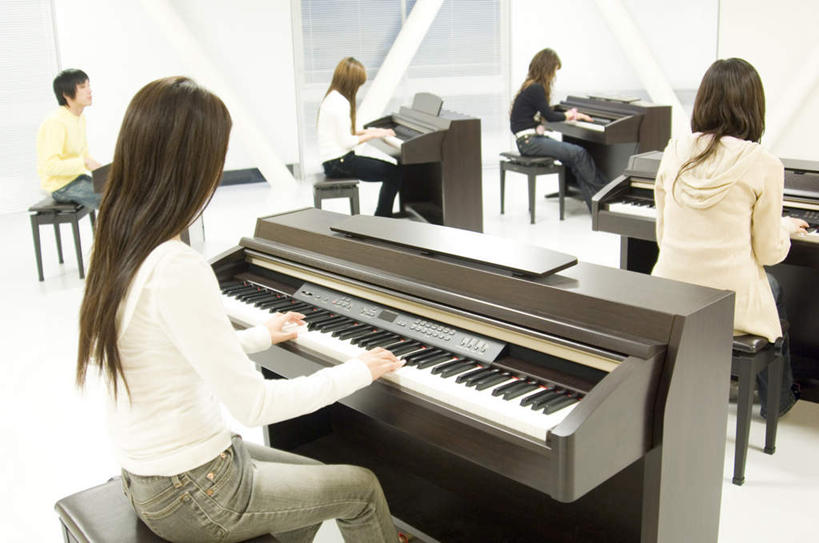 东方人,四个人,伙伴,朋友,教师,坐,横图,室内,白天,友谊,键盘,亚洲,服装,朦胧,模糊,艺术,钢琴,乐器,音乐,弹奏,演奏,休闲装,黄种人,背面,衣服,黑色,上课,休闲,教室,同学,休闲服,服饰,键盘乐器,练习,校友,同窗,学友,友情,男人,男性,年轻男性,年轻女性,女人,女性,亚洲人,长发,讲师,教授,老师,坐着,半身,彩图