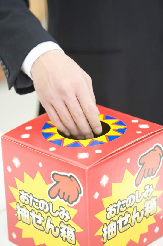 东方人,手,一个人,商务人士,商务男性,站,竖图,俯视,室内,特写,白天,衬衫,亚洲,仅一个男性,仅一个人,套装,纸箱,领带,黄种人,仅一个年轻男性,箱子,站着,手部,单手,彩票,商务装,工薪阶层,包装箱,年轻男性,亚洲人,年轻人,白领,上班族,站立,半身,彩图,高角度拍摄,衬衣