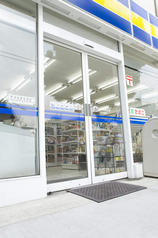 无人,商店,竖图,室外,白天,正面,购物,消费,窗户,门,超市,日文,标志,文字,字符,标识,玻璃窗,门框,金融,百货,便利店,选购,贸易,日语,血拼,零售店,彩图,店铺,杂货店,杂货铺