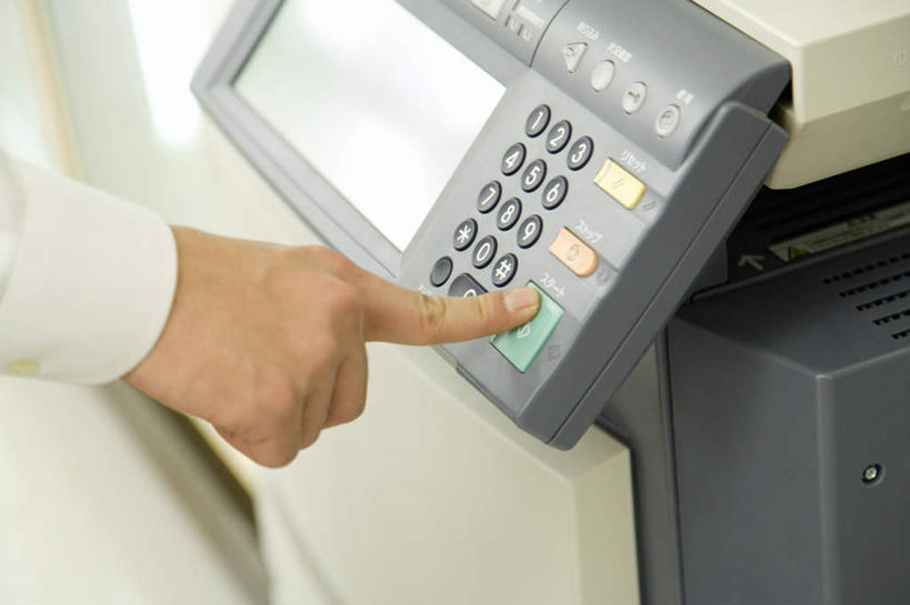 东方人,手,一个人,站,横图,俯视,室内,特写,白天,打印机,亚洲,仅一个男性,仅一个人,服装,办公用品,休闲装,黄种人,衣服,按,站着,仅一个老年男性,休闲,手部,手指,休闲服,服饰,单手,办公设备,输出设备,老年男性,男人,男性,亚洲人,站立,半身,彩图,高角度拍摄,打印