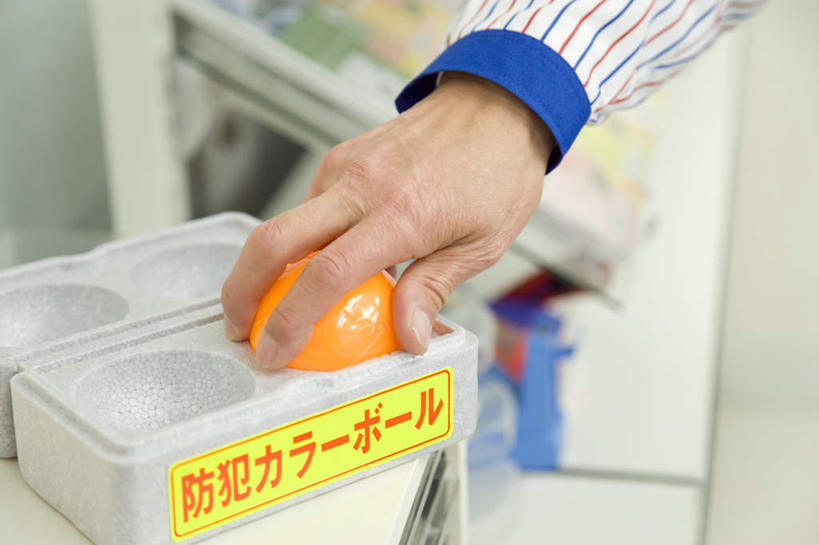 东方人,手,一个人,店员,商店,站,横图,室内,特写,白天,正面,工作服,制服,购物,消费,超市,亚洲,仅一个男性,仅一个人,日文,标志,文字,字符,拿,拿着,黄种人,标识,盒子,球,仅一个年轻男性,一个,站着,营业员,球体,手部,橙色,金融,百货,便利店,单个,单手,塑料盒,选购,贸易,日语,血拼,零售店,销售人员,工作制服,男人,男性,年轻男性,亚洲人,售货员,站立,半身,彩图,工作套服,店铺,杂货店,杂货铺