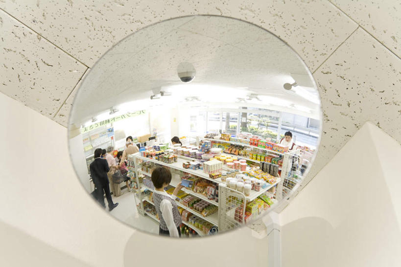 东方人,商店,站,横图,室内,白天,仰视,购物,消费,镜子,超市,亚洲,握,服装,反射,摄像头,反光镜,许多人,拿,拿着,注视,休闲装,黄种人,货架,架子,衣服,探头,观察,看,站着,一群人,休闲,休闲服,握着,pos机,金融,百货,服饰,收银台,便利店,观看,镜像,察看,生命,镜面,关注,收银,收银机,陈列架,选购,贸易,光学,防盗,血拼,零售店,凸面镜,超市货架,男人,男性,年轻男性,年轻女性,女人,女性,亚洲人,站立,半身,彩图,低角度拍摄,店铺,杂货店,杂货铺,广角镜