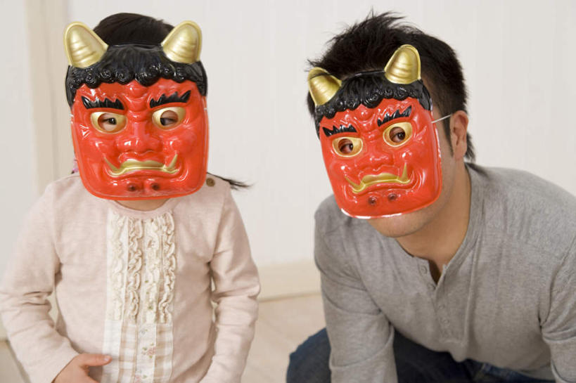 东方人,儿童,两个人,家庭,父亲,女儿,儿子,站,蹲,横图,室内,白天,正面,游戏,纯洁,玩具,亚洲,服装,面具,玩,注视,休闲装,黄种人,娱乐,小孩,衣服,观察,看,站着,休闲,温暖,温馨,父女,父子,一家人,休闲服,父爱,可爱,童年,童趣,益智,服饰,观看,活动,和睦,察看,发泄,关注,消遣,智力,童真,烂漫,无邪,般若,宣泄,鬼怪,天真,男孩,男人,男性,年轻男性,女孩,女人,女性,亚洲人,孩子,年轻人,蹲着,玩耍,嬉戏,站立,半身,彩图,融洽,男生,女生