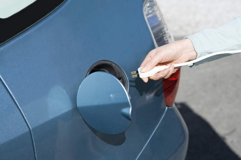 东方人,手,一个人,站,横图,俯视,室外,特写,白天,汽车,照明,亚洲,仅一个年轻女性,仅一个女性,仅一个人,一辆,握,阴影,服装,光线,插头,电器,影子,插座,拿,拿着,注视,休闲装,黄种人,车,灯,衣服,阳光,灯具,交通工具,轿车,观察,看,站着,休闲,手部,休闲服,握着,服饰,车尾灯,观看,照亮,察看,家用电器,照明设备,关注,插线板,拖线板,电源转换器,排插,年轻女性,女人,女性,亚洲人,站立,半身,彩图,高角度拍摄