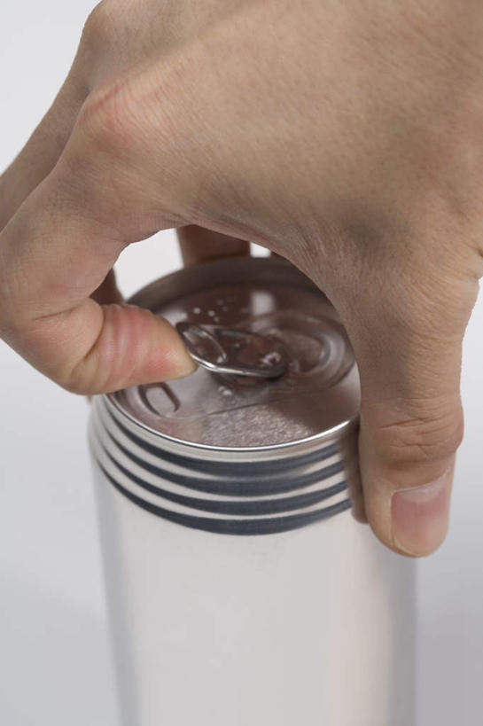 东方人,手,一个人,拉,竖图,俯视,室内,特写,白天,白色背景,金属制品,亚洲,仅一个男性,仅一个人,握,金属,包装,罐子,拿,拿着,黄种人,饮料,仅一个年轻男性,容器,打开,手部,握着,摄影,影棚,易拉罐,单手,开启,一罐,男人,男性,年轻男性,亚洲人,半身,彩图,高角度拍摄,影棚拍摄,拍摄