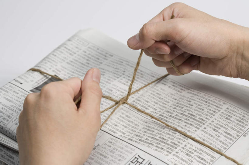 东方人,手,一个人,横图,俯视,室内,特写,白天,白色背景,阅读,报纸,亚洲,双手,仅一个男性,仅一个人,一堆,学习,堆叠,堆积,黄种人,仅一个年轻男性,绳子,绑,看,手部,打结,浏览,摄影,影棚,堆,绳索,男人,男性,年轻男性,亚洲人,半身,彩图,高角度拍摄,影棚拍摄,拍摄