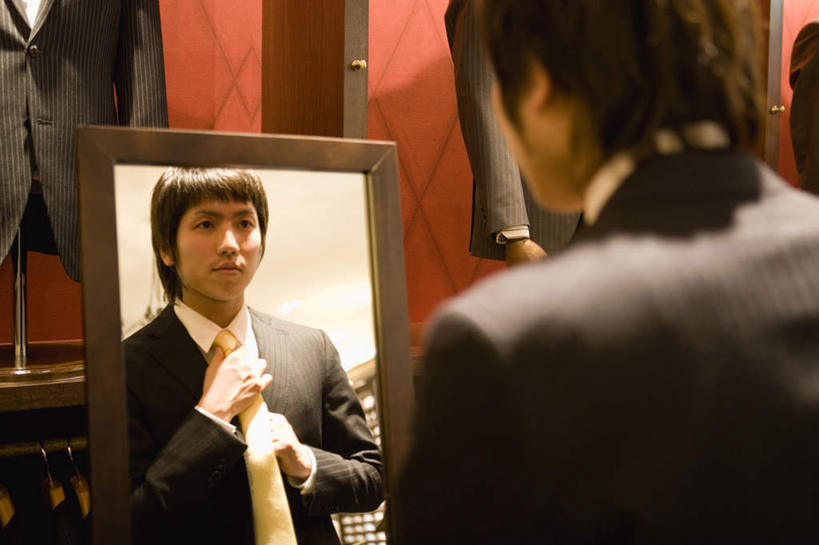 东方人,一个人,商务人士,店员,商务男性,横图,室内,白天,衬衫,西装,镜子,亚洲,仅一个男性,仅一个人,套装,正装,朦胧,模糊,注视,职业装,黄种人,相视,仅一个年轻男性,背面,观察,看,营业员,面对面,观看,整理,对视,镜像,察看,打理,镜面,关注,相对,商务装,工薪阶层,相看,销售人员,男人,男性,年轻男性,亚洲人,白领,上班族,售货员,半身,彩图,衬衣