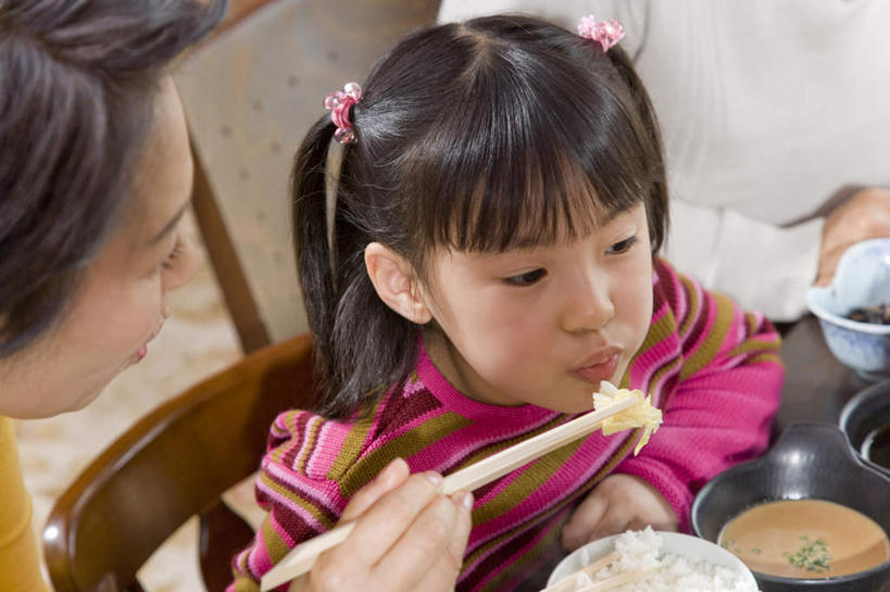 东方人,儿童,老年人,三个人,家庭,夫妻,祖母,祖父,坐,笑,微笑,露齿笑,横图,俯视,室内,白天,爱情,烹饪,纯洁,餐桌,筷子,桌子,餐具,亚洲,握,服装,朦胧,模糊,日本料理,料理,食品,菜,浪漫,拿,拿着,注视,休闲装,黄种人,文化,传统,菜肴,美食,食物,小孩,衣服,日式料理,吹,观察,看,休闲,日式,温暖,温馨,一家人,休闲服,恩爱,可爱,童年,童趣,握着,恋人,服饰,佳肴,奶奶,爷爷,餐台,观看,祖孙,礼节,和睦,察看,关注,礼仪,童真,烂漫,无邪,外婆,外孙女,外祖母,外公,外祖父,天真,老年男性,老年女性,男人,男性,女孩,女人,女性,亚洲人,孩子,夫妇,情侣,孙女,进餐用具,坐着,半身,彩图,高角度拍摄,伴侣,融洽,女生