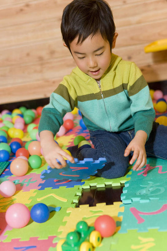 东方人,儿童,一个人,跪,笑,微笑,竖图,室内,白天,正面,游戏,纯洁,成功,合作,团队,集体,信心,拼图,玩具,亚洲,仅一个男性,仅一个人,一堆,许多,连接,握,堆叠,堆积,组合,服装,拿,玩,拿着,休闲装,黄种人,娱乐,队伍,小孩,衣服,仅一个小孩,休闲,休闲服,海洋球,可爱,童年,童趣,益智,握着,服饰,活动,堆,链接,成就,发泄,消遣,智力,拼接,拼凑,智力游戏,合伙,童真,烂漫,无邪,宣泄,拼合,凑集,聚合,撮合,链结,趣味,策略,天真,男孩,男人,男性,亚洲人,孩子,跪着,玩耍,嬉戏,半身,彩图,男生