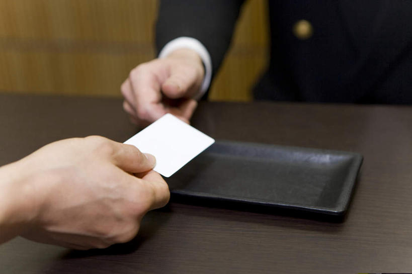 东方人,手,两个人,前台,服务员,宾馆,站,横图,俯视,室内,特写,白天,名片,亚洲,握,信息,联系,拿,拿着,黄种人,相视,卡片,站着,面对面,手部,房卡,握着,对视,旅社,提醒,开启,提示,相对,身份,私密,住宿,相看,保全,名刺,名帖,交往,就寝,接待员,平安,男人,男性,年轻男性,年轻女性,女人,女性,亚洲人,服务生,侍者,站立,半身,彩图,高角度拍摄,商业,客店,客栈,旅店,旅馆,旅舍,汽车旅馆