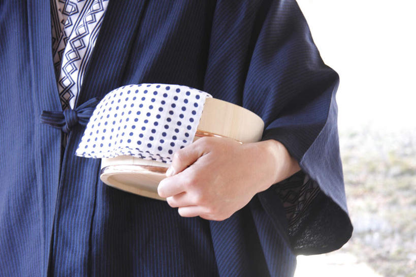 东方人,一个人,走,捧,横图,室外,特写,白天,正面,民族服装,亚洲,仅一个年轻女性,仅一个女性,仅一个人,一条,阴影,和服,光线,木制,纺织物,木盆,影子,黄种人,黑色,阳光,容器,毛巾,清洁,浴盆,服饰,储藏,保暖,储存,透气,防水,吴服,唐草,唐花,唐锦,储水,耐磨,吸水,年轻女性,女人,女性,亚洲人,步行,端,端着,捧着,散步,手捧,走路,半身,彩图,传统服装,民俗服,贮存