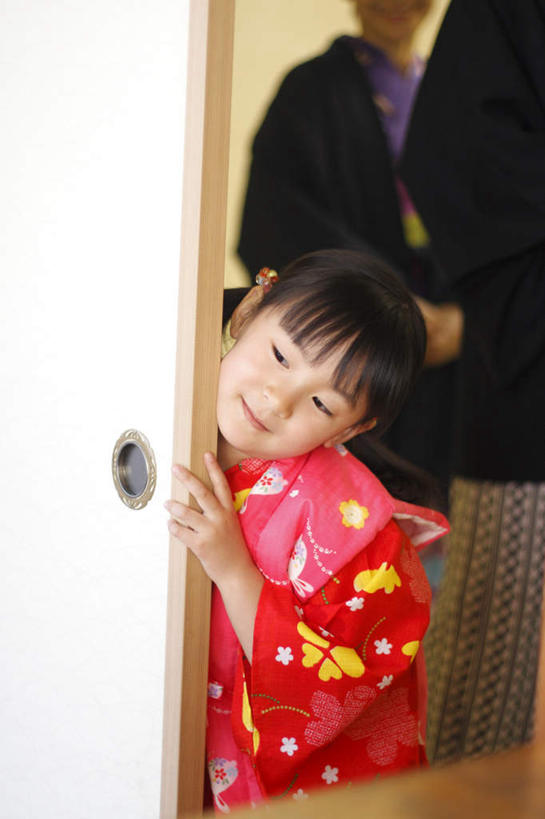 东方人,儿童,老年人,三个人,家庭,母亲,女儿,祖母,站,说,竖图,室内,白天,正面,民族服装,讨论,纯洁,门,亚洲,拉门,和服,注视,黄种人,移门,相视,小孩,红色,黑色,观察,看,站着,温暖,温馨,母女,一家人,面对面,可爱,母爱,童年,童趣,遮,遮掩,服饰,奶奶,观看,祖孙,对视,和睦,察看,掩盖,遮挡,关注,相对,童真,烂漫,无邪,遮盖,外婆,外孙女,外祖母,吴服,相看,唐草,唐花,唐锦,障子,纸门,掩饰,拉窗,纸拉窗,纸拉门,交流,天真,老年女性,年轻女性,女孩,女人,女性,亚洲人,孩子,孙女,沟通,讲话,交谈,商讨,说话,谈话,站立,半身,彩图,传统服装,民俗服,融洽,女生