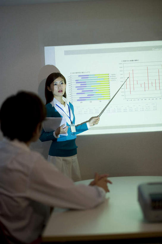 东方人,两个人,同事,商务人士,商务男性,商务女性,会议室,站,举,竖图,室内,白天,正面,衬衫,成功,合作,团队,集体,信心,亚洲,一根,握,指,套装,棒子,材料,档案,图表,文件,投影仪,拿,拿着,注视,黄种人,方向,标识,吊牌,队伍,教鞭,胸牌,资料,观察,看,手势,托,站着,握着,观看,察看,徽章,领导,指向,成就,关注,文档,商务装,身份,合伙,领袖,工薪阶层,胸章,胸卡,投影幕,编号牌,雕刻牌,工号牌,胸号牌,胸徽,员工牌,男人,男性,年轻男性,年轻女性,女人,女性,亚洲人,白领,上班族,举起,举手,举着,向上举,向上伸,向上托,站立,半身,彩图,衬衣