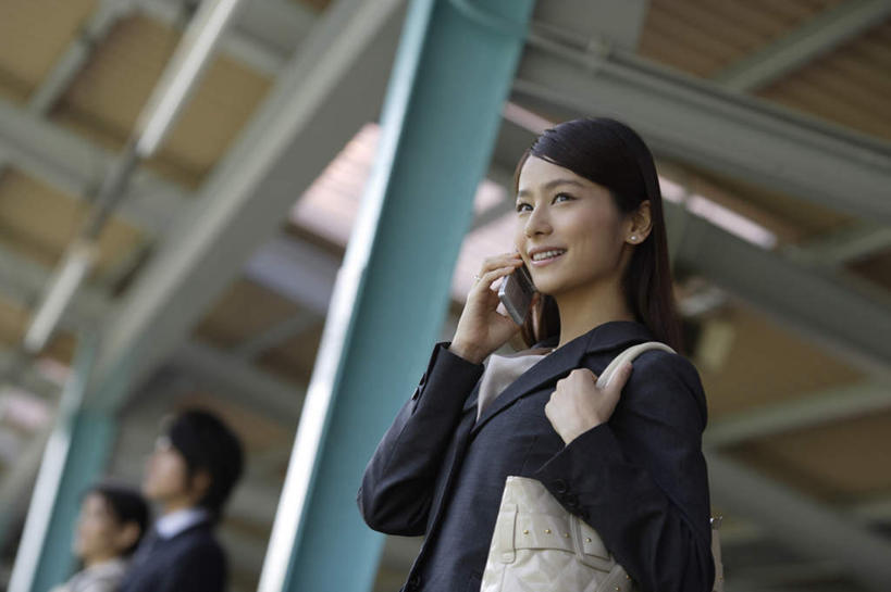 东方人,背,三个人,商务人士,商务女性,站,举,笑,摸,打电话,微笑,露齿笑,横图,室外,白天,仰视,地铁,电话,手机,亚洲,行人,抚摸,阴影,套装,朦胧,模糊,光线,包,皮包,影子,屋檐,地铁站,轨道交通,新干线,注视,黄种人,通讯设备,檐,路人,一个,阳光,背着,观察,看,托,站着,单个,观看,单肩包,察看,关注,商务装,工薪阶层,过客,交流,男人,男性,年轻男性,年轻女性,女人,女性,亚洲人,白领,上班族,触摸,沟通,接触,举起,举手,举着,通话,向上举,向上伸,向上托,站立,半身,彩图,低角度拍摄,地铁机动车,地下铁,轻轨