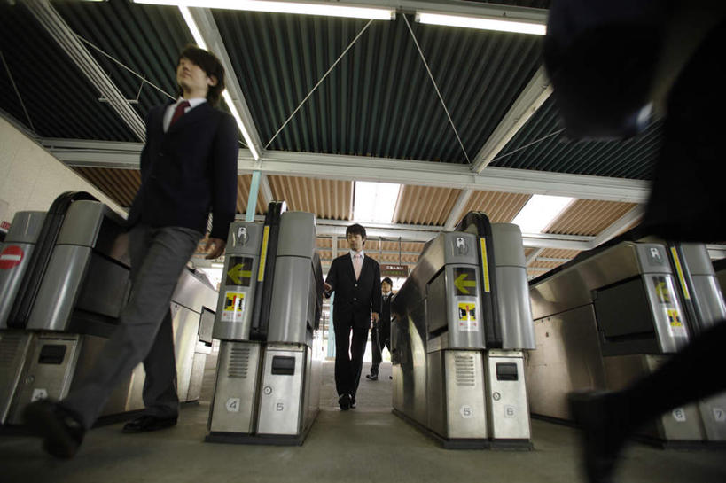 东方人,背,商务人士,商务男性,商务女性,站,走,横图,室内,白天,仰视,衬衫,地铁,照明,亚洲,一排,许多,行人,套装,朦胧,模糊,整齐,包,公文包,屋檐,地铁站,灯光,地面,轨道交通,新干线,许多人,拎,注视,黄种人,方向,吊灯,檐,路人,箭头,灯,排列,黄色,灯具,背着,观察,看,站着,一群人,抬脚,公事包,观看,照亮,察看,指向,照明设备,队列,关注,商务装,工薪阶层,验票机,簇,过客,男人,男性,年轻男性,年轻女性,女人,女性,亚洲人,白领,上班族,步行,站立,走路,半身,彩图,低角度拍摄,衬衣,地铁机动车,地下铁,轻轨,拎着