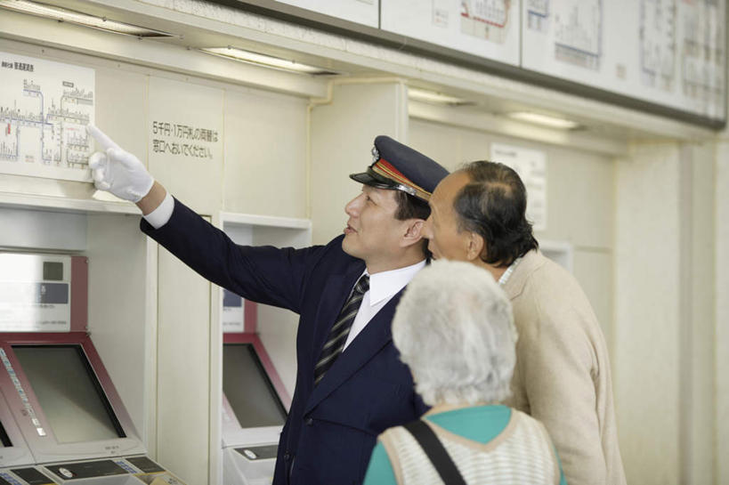 东方人,背部,头发,三个人,家庭,夫妻,站,举,笑,摸,微笑,露齿笑,横图,室内,白天,正面,工作服,制服,西装,爱情,地铁,指示牌,照明,亚洲,抚摸,指,阴影,套装,服装,正装,反射,包,壁灯,标志,皮包,数字,文字,影子,墙,地铁站,灯光,轨道交通,新干线,浪漫,注视,休闲装,职业装,黄种人,方向,标识,墙壁,墙面,灯,一个,衣服,白色,黑色,灯具,观察,看,手势,托,站着,休闲,温暖,温馨,一家人,休闲服,恩爱,恋人,服饰,单个,观看,单肩包,照亮,三台,和睦,察看,指向,照明设备,关注,售票机,工作制服,老年男性,老年女性,男人,男性,女人,女性,中年男性,亚洲人,夫妇,情侣,触摸,接触,举起,举手,举着,向上举,向上伸,向上托,站立,半身,彩图,工作套服,地铁机动车,地下铁,轻轨,伴侣,融洽