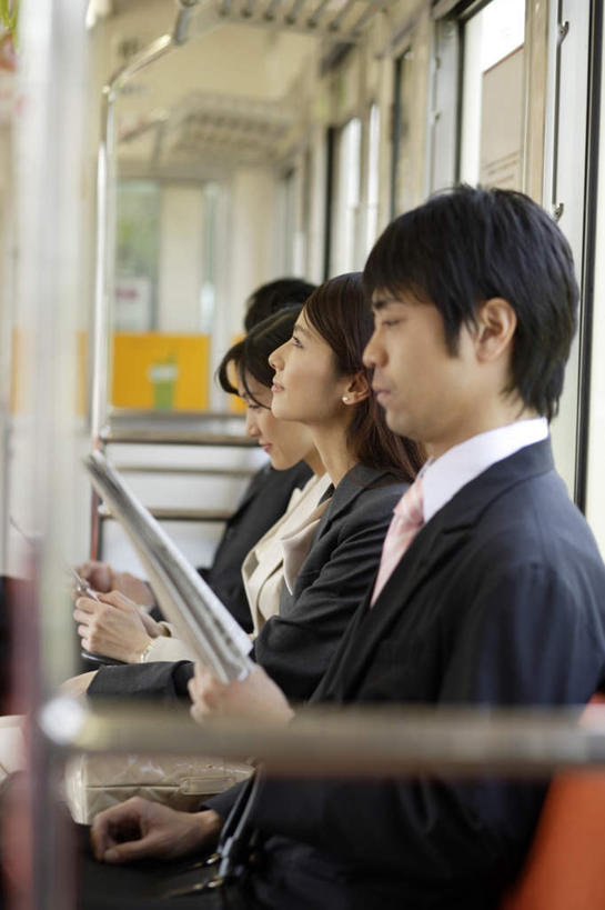 东方人,头发,商务人士,商务男性,商务女性,坐,捧,笑,微笑,露齿笑,竖图,室内,白天,侧面,衬衫,阅读,窗户,地铁,报纸,椅子,亚洲,一排,一张,行人,握,学习,套装,朦胧,模糊,整齐,信息,轨道交通,新干线,许多人,拿,拿着,注视,黄种人,路人,玻璃窗,排列,红色,黑色,观察,看,靠,靠着,倚靠,一群人,浏览,握着,观看,新闻,察看,倚着,队列,关注,商务装,工薪阶层,过客,男人,男性,年轻男性,年轻女性,女人,女性,亚洲人,白领,上班族,端,端着,捧着,手捧,坐着,半身,彩图,衬衣,地铁机动车,地下铁,轻轨,报刊