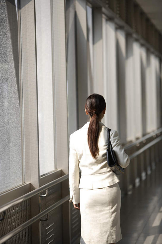 东方人,背,头发,一个人,商务人士,商务女性,栏杆,站,走,摸,竖图,室内,白天,西装,窗户,地铁,亚洲,仅一个年轻女性,仅一个女性,仅一个人,一排,抚摸,阴影,套装,正装,整齐,光线,包,瓷砖,地砖,皮包,影子,墙,地铁站,围栏,地面,轨道交通,新干线,职业装,黄种人,护栏,玻璃窗,墙壁,墙面,排列,一个,背面,黑色,阳光,背着,站着,单个,单肩包,队列,商务装,工薪阶层,年轻女性,女人,女性,亚洲人,白领,上班族,步行,触摸,接触,站立,走路,半身,彩图,地铁机动车,地下铁,轻轨
