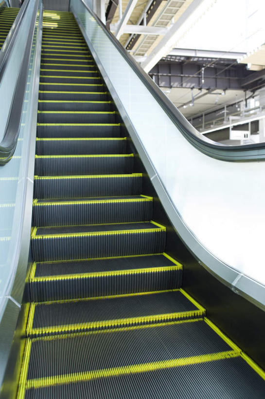 无人,栏杆,竖图,室外,白天,仰视,度假,美景,楼梯,城市风光,城市,地铁,东京,日本,亚洲,一排,许多,阴影,整齐,光线,方格,扶手,影子,阶梯,墙,景观,地铁站,轨道交通,新干线,娱乐,护栏,墙壁,墙面,台阶,排列,黄色,蓝色,蓝天,天空,阳光,天,享受,休闲,景色,放松,队列,东亚,本州,关东地方,本州岛,日本国,东京都,日野市,日野,彩图,低角度拍摄,地铁机动车,地下铁,轻轨