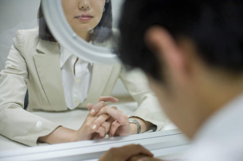 东方人,头,背部,头发,两个人,律师,坐,笑,摸,微笑,横图,室内,特写,白天,正面,衬衫,桌面,玻璃,亚洲,撑,抚摸,阴影,朦胧,模糊,反射,影子,领带,注视,黄种人,相视,玻璃制品,一个,黑色,低头,观察,看,面对面,监狱,单个,观看,对视,察看,圆孔,撑着,关注,相对,监牢,相看,男人,男性,年轻男性,年轻女性,女人,女性,亚洲人,头部,法律家,法学家,触摸,接触,坐着,半身,彩图,衬衣