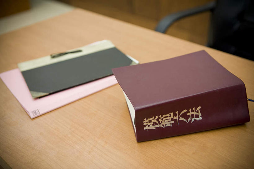 无人,横图,俯视,室内,特写,白天,桌子,静物,椅子,阴影,朦胧,模糊,反射,材料,档案,文件,影子,办公桌,墙,法院,墙壁,墙面,黑色,讲台,资料,法庭,文档,彩图,高角度拍摄