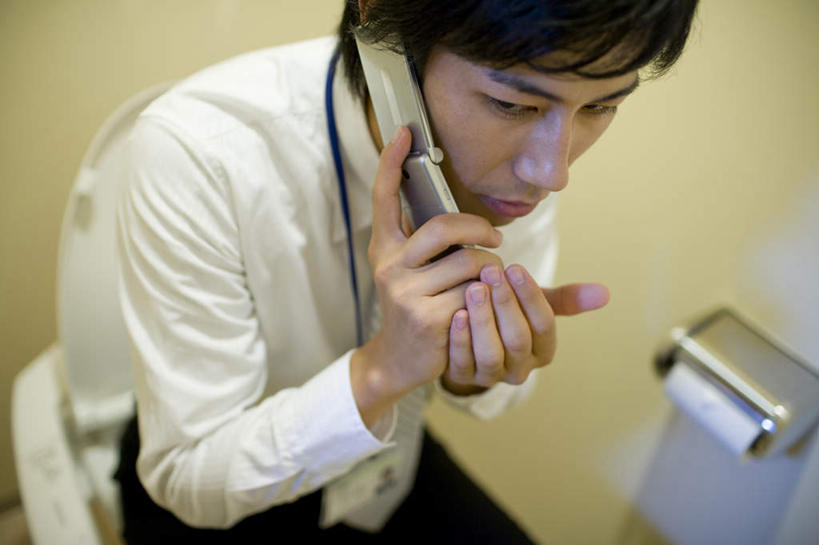 东方人,头发,一个人,商务人士,商务男性,坐,举,笑,摸,打电话,微笑,露齿笑,横图,俯视,室内,白天,衬衫,生活用品,卫生间,洗手间,电话,手机,亚洲,仅一个男性,仅一个人,抚摸,握,阴影,套装,朦胧,模糊,反射,影子,马桶,领带,拿,拿着,注视,黄种人,通讯设备,仅一个年轻男性,黑色,低头,观察,看,托,握着,座便器,观看,察看,关注,商务装,卫浴,工薪阶层,一部,子孙桶,厕纸,交流,男人,男性,年轻男性,亚洲人,白领,上班族,厕所,触摸,沟通,接触,举起,举手,举着,通话,向上举,向上伸,向上托,坐着,半身,彩图,高角度拍摄,衬衣