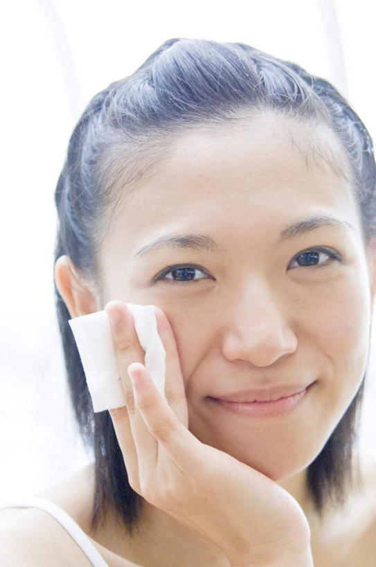 东方人,头发,一个人,站,举,笑,摸,微笑,露齿笑,竖图,室内,特写,白天,正面,窗户,亚洲,仅一个年轻女性,仅一个女性,仅一个人,一张,抚摸,握,阴影,服装,光线,影子,拿,拿着,注视,休闲装,黄种人,玻璃窗,衣服,白色,黑色,阳光,化妆棉,观察,看,托,站着,休闲,休闲服,握着,服饰,观看,察看,关注,年轻女性,女人,女性,亚洲人,触摸,接触,举起,举手,举着,向上举,向上伸,向上托,站立,半身,彩图