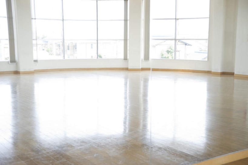 无人,横图,俯视,室内,白天,锻炼,运动,窗户,地板,一排,许多,阴影,整齐,光线,方格,影子,墙,地面,娱乐,木地板,玻璃窗,墙壁,墙面,排列,阳光,享受,休闲,放松,队列,室内运动,瑜伽馆,彩图,高角度拍摄,健身