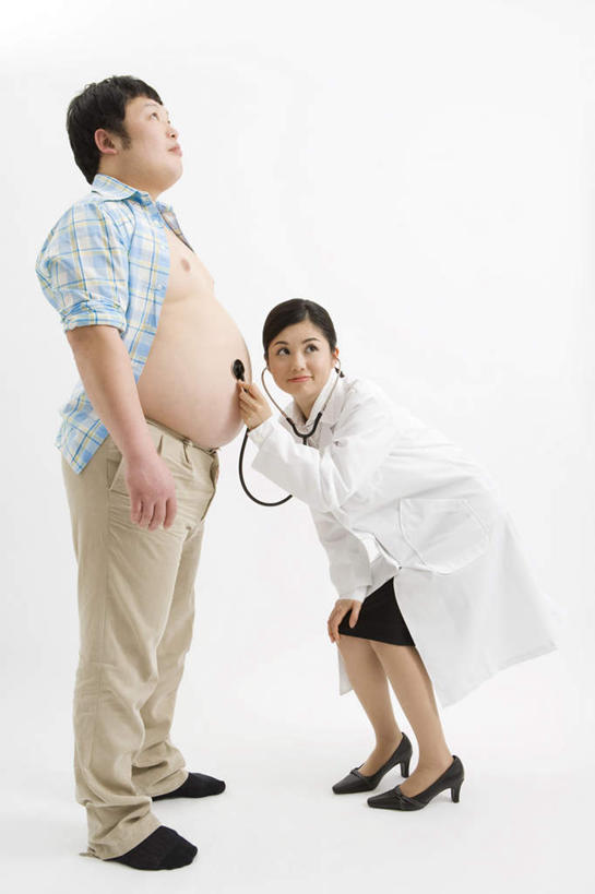 东方人,腹部,肥胖,两个人,护士,站,笑,摸,微笑,露齿笑,竖图,室内,白天,白色背景,侧面,衬衫,亚洲,抚摸,弯腰,握,拿,拿着,注视,黄种人,一个,衣服,蓝色,白色,听诊器,观察,看,站着,转头,护理,握着,摄影,影棚,单个,观看,察看,医疗,医疗设备,白衣天使,白大褂,关注,弯身,年轻女性,女人,女性,中年男性,亚洲人,腹,肚子,触摸,接触,站立,彩图,全身,影棚拍摄,衬衣,拍摄