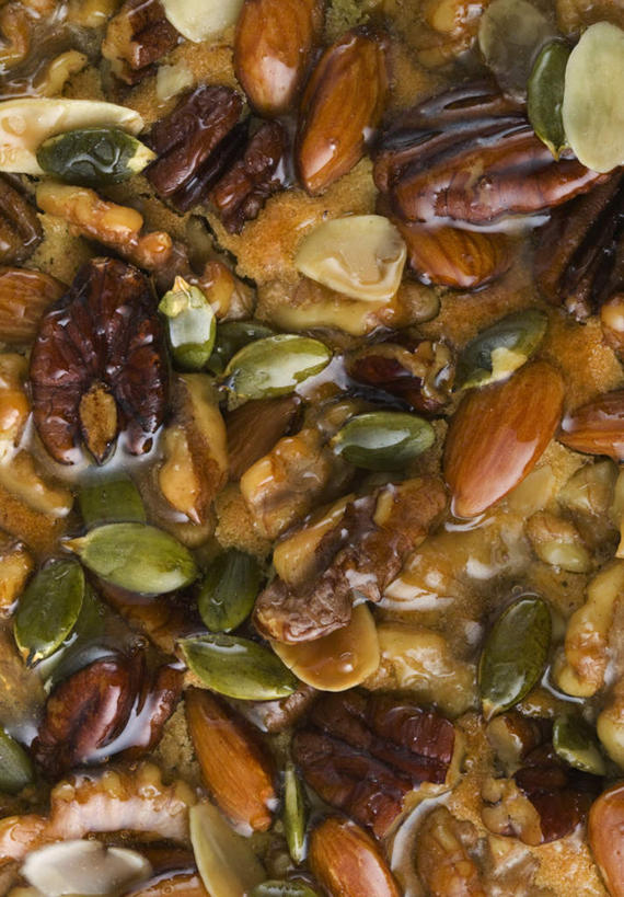 点心,无人,竖图,俯视,室内,特写,白天,杏仁,核桃,食品,坚果,甜点,甜品,果实,食物,糕点,甜食,干果,糖浆,胡桃,羌桃,杏子,杏梅仁,杏核仁,木落子,苦杏仁,彩图,高角度拍摄