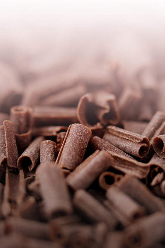 点心,无人,竖图,俯视,室内,特写,白天,桌面,一堆,阴影,堆叠,堆积,朦胧,模糊,反射,影子,食品,甜点,甜品,褐色,食物,甜食,巧克力,堆,卷,刨花,彩图,高角度拍摄