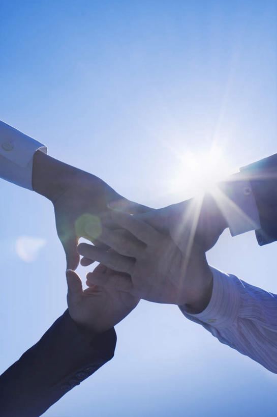 东方人,手,四个人,伙伴,同事,朋友,商务人士,商务男性,摸,竖图,室外,特写,白天,仰视,衬衫,友谊,成功,合作,团队,集体,信心,太阳,亚洲,四只,抚摸,阴影,套装,光线,影子,云,云朵,云彩,黄种人,队伍,蓝色,白云,蓝天,天空,阳光,天,手部,叠加,战略,领导,成就,商务装,欢庆,合伙,领袖,工薪阶层,联合,合谋,配合,协作,男人,男性,年轻男性,亚洲人,白领,上班族,触摸,接触,半身,彩图,低角度拍摄,衬衣