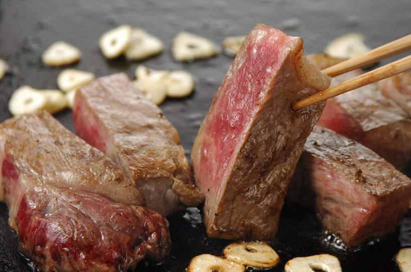 无人,横图,俯视,室内,特写,白天,筷子,蔬菜,洋葱,餐具,一双,许多,握,阴影,朦胧,模糊,新鲜,反射,锅子,影子,肉,牛肉,食品,拿,拿着,文化,传统,肉类,油锅,食物,排列,握着,有机食品,绿色食品,礼节,队列,礼仪,肉食,进餐用具,圆葱,洋葱头,球葱,彩图,高角度拍摄