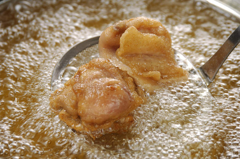 无人,横图,俯视,室内,特写,白天,两块,煎,握,阴影,反射,锅子,滤器,影子,勺子,气泡,鸡肉,肉,油炸,拿,拿着,肉类,油锅,一个,黄色,握着,单个,肉食,漏勺,彩图,高角度拍摄