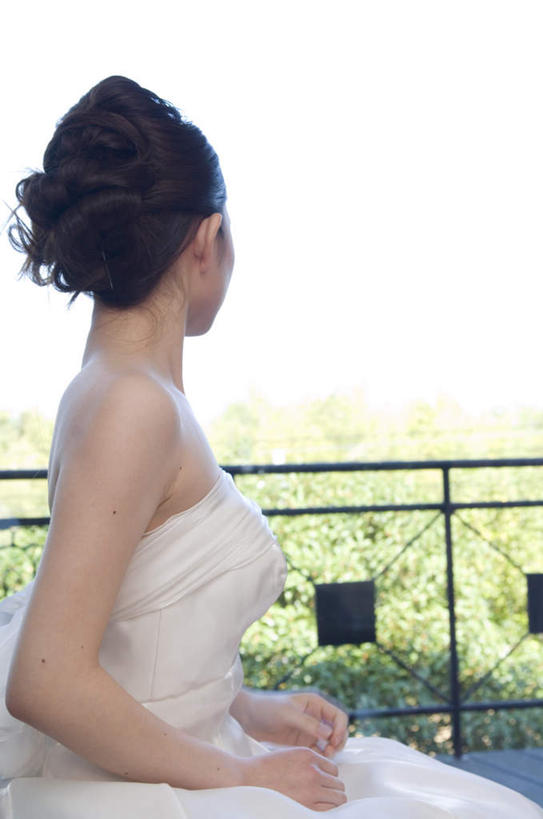 东方人,一个人,新娘,栏杆,坐,竖图,室内,白天,侧面,婚纱,婚礼,快乐,草地,草坪,植物,亚洲,仅一个年轻女性,仅一个女性,仅一个人,庆祝,围栏,结婚,注视,黄种人,护栏,草,绿色,白色,看,喜庆,观看,纪念,关注,年轻女性,女人,女性,亚洲人,坐着,半身,彩图,婚礼服,礼服,高兴