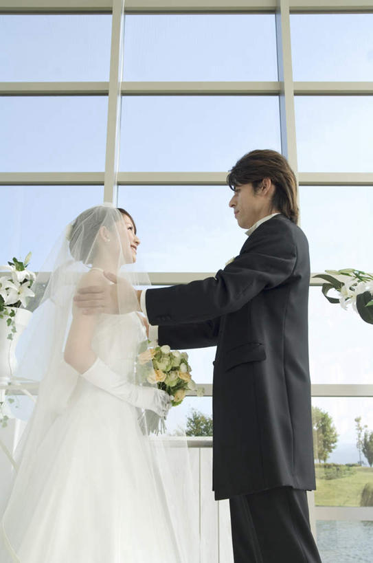 两个人,新娘,新郎,教堂,站,举,笑,微笑,露齿笑,竖图,室内,白天,侧面,婚纱,爱情,婚礼,快乐,幸福,纯洁,热情,河流,美景,树林,水,植物,窗户,落地窗,百合花,玫瑰,许多,握,庆祝,装饰,盛开,河水,景观,水流,玫瑰花,结婚,浪漫,拿,花蕾,拿着,注视,玻璃窗,花,花瓣,花朵,鲜花,树,树木,蓝色,绿色,蓝天,天空,自然,天,花苞,花蕊,看,托,站着,温暖,温馨,喜庆,景色,恩爱,握着,宗教,信仰,生长,晴朗,成长,观看,纪念,华丽,修饰,点缀,和睦,关注,自然风光,感动,信念,万里无云,强瞿,衬托,美观,雅致,雅观,尊敬,天真,百合蒜,刺玫花,倒仙,番韭,徘徊花,山丹,男人,男性,年轻男性,年轻女性,女人,女性,晴空,晴空万里,举着,向上举,向上伸,向上托,站立,半身,彩图,婚礼服,礼服,高兴,大教堂,礼拜堂,融洽