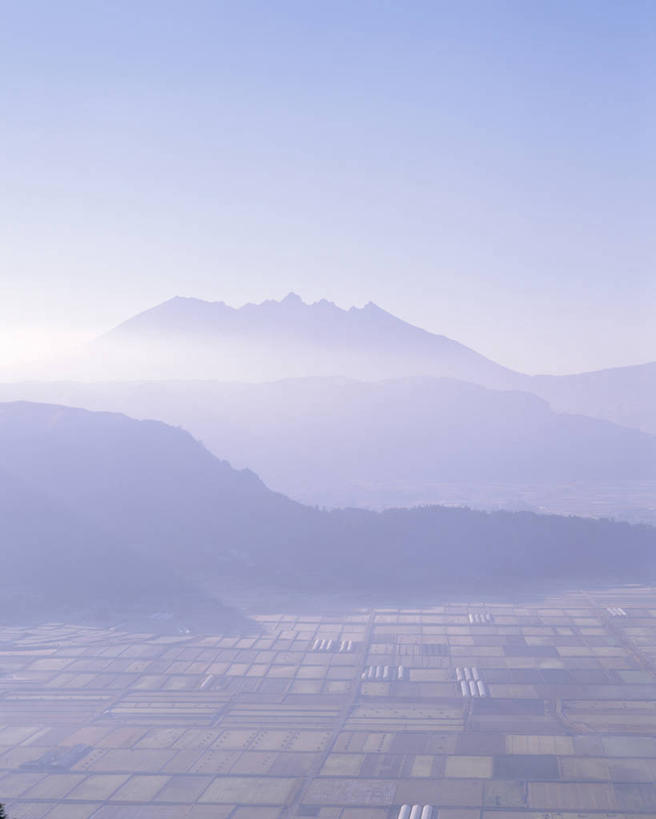 无人,竖图,室外,白天,正面,旅游,度假,石头,美景,山,山脉,雾,日本,亚洲,阴影,朦胧,模糊,光线,石子,影子,景观,山顶,山峰,山峦,娱乐,蓝色,蓝天,天空,阳光,自然,群山,天,享受,休闲,景色,放松,晴朗,迷雾,自然风光,东亚,沉积岩,万里无云,日本国,九州本岛,九州,九州岛,九州地方,熊本,熊本县,颠峰,极峰,水成岩,石块,岩石,大雾,晴空,晴空万里,彩图,阿苏郡