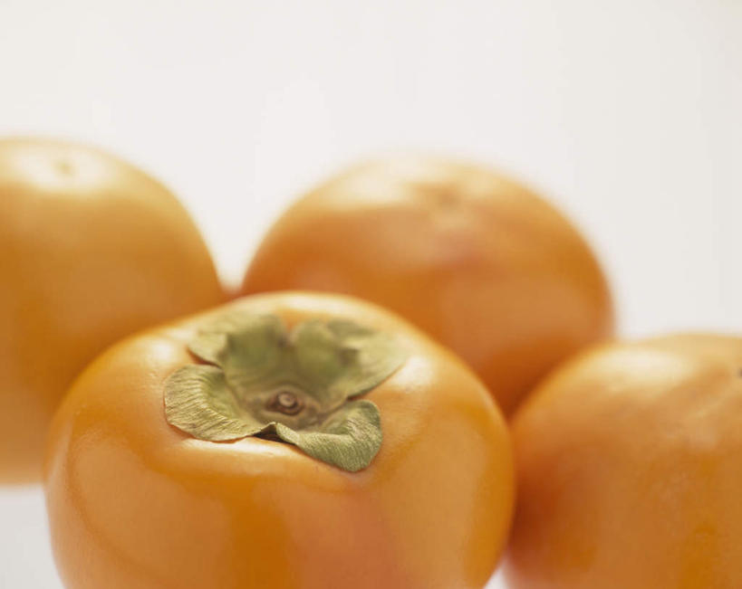 无人,横图,俯视,室内,特写,白天,白色背景,柿子,水果,新鲜,生食,食品,果实,食物,黄色,四个,摄影,有机食品,绿色食品,影棚,彩图,高角度拍摄,影棚拍摄,拍摄