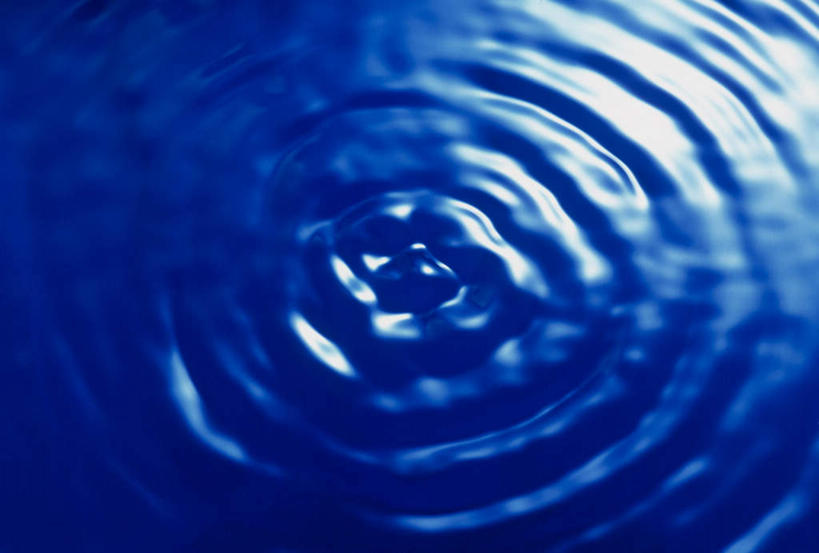 无人,横图,俯视,室内,特写,白天,水,波纹,飞溅,溅,透明,液体,同心圆,水滴,水珠,蓝色,水纹,波浪,理智,沉静,冷色,高深,冷淡,彩图,高角度拍摄