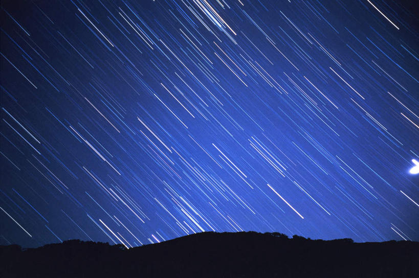 无人,横图,室外,夜晚,长时间曝光,仰视,旅游,度假,美景,山,山脉,路灯,照明,景观,山峰,灯光,山峦,娱乐,灯,蓝色,蓝天,天空,自然,群山,天,享受,休闲,景色,放松,许愿,彗星,照亮,照明设备,自然风光,传说,曝光,暴光,流星雨,彩图,低角度拍摄