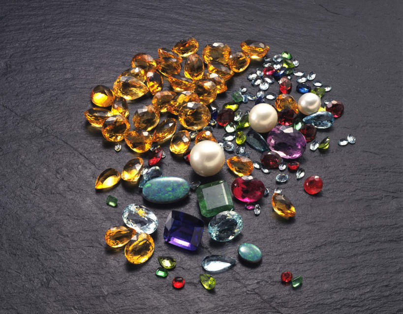 无人,横图,俯视,室内,特写,白天,石头,桌子,静物,珠宝,许多,散落,布料,石子,珍珠,珠子,玛瑙,布纹,桌布,餐巾,台布,鹅卵石,宝石,按摩石,石块,彩图,高角度拍摄