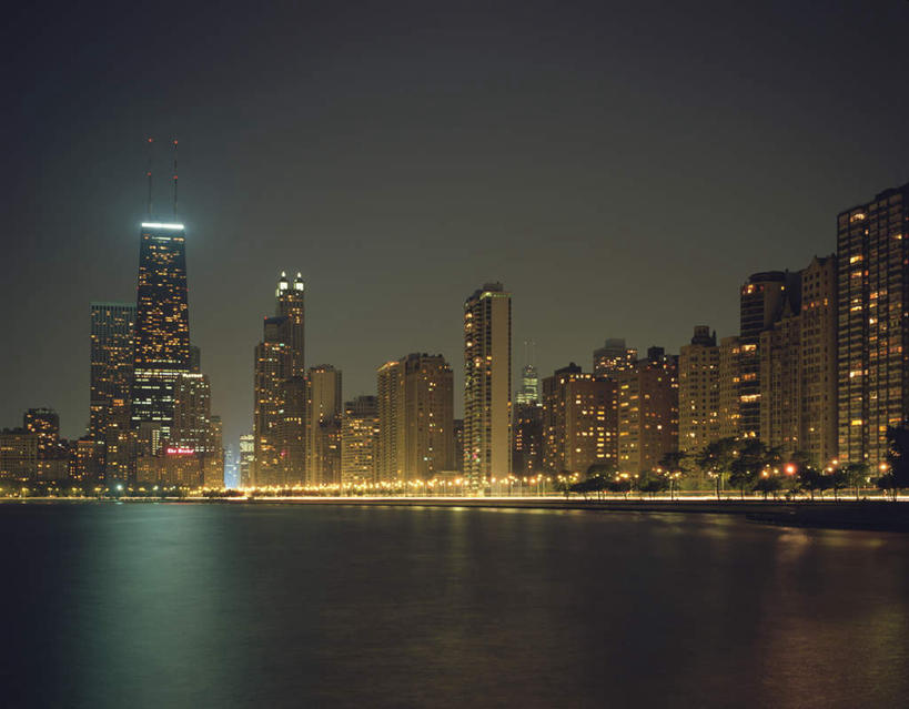 无人,横图,室外,夜晚,仰视,旅游,度假,河流,美景,树林,水,植物,标志建筑,城市,道路,地标,建筑,路,路灯,照明,美国,许多,河水,景观,水流,建筑群,小路,灯光,交通,娱乐,建设,灯,树,树木,绿色,蓝天,天空,自然,天,享受,休闲,旅游胜地,景色,放松,生长,成长,照亮,北美,北美洲,照明设备,自然风光,美洲,芝加哥,密歇根湖,世界屠猪城,巨肩之城,劳动之城,伊利诺伊,伊利诺伊州,伊利诺州,芝加哥市,芝城,林肯之地,北亚美利加洲,亚美利加洲,约翰汉考克大厦,彩图,低角度拍摄