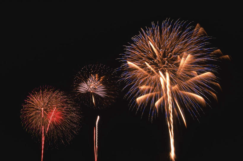 无人,横图,全景,室外,夜晚,仰视,天际线,烟火,庆祝,黑色,天空,焰火,天,灿烂,闪耀,喜庆,闪烁,礼花,花炮,礼花炮,烟花,彩图,低角度拍摄