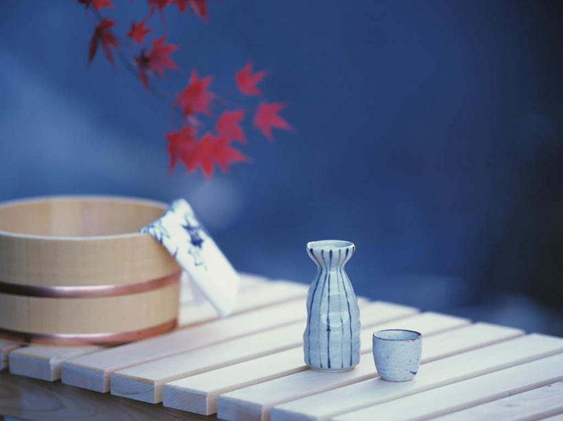 清酒,无人,横图,俯视,室内,白天,桌子,杯子,叶子,许多,蓝色背景,朦胧,模糊,水桶,陶瓷,枫叶,枯叶,落叶,陶瓷制品,酒类,酒,酒瓶,饮料,黄色,红色,瓶子,水杯,脸盆,毛巾,摄影,影棚,枫树叶,叶,叶片,茶杯,彩图,高角度拍摄,影棚拍摄,拍摄