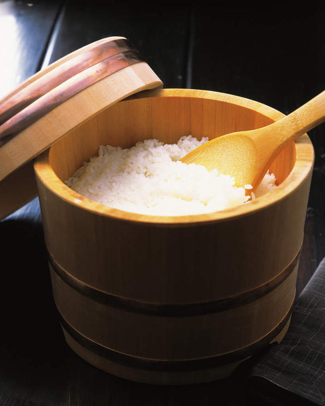 米饭,无人,竖图,俯视,室外,特写,白天,桌子,一堆,堆叠,堆积,布料,饭桶,勺子,饭,布纹,桌布,餐巾,调羹,台布,汤匙,堆,五谷,彩图,高角度拍摄