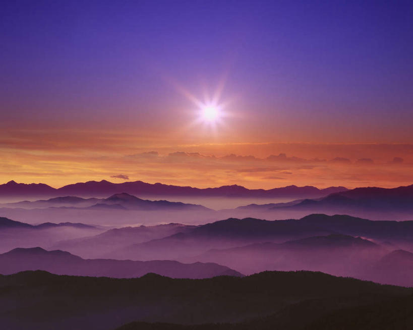 无人,横图,俯视,航拍,室外,白天,旅游,度假,美景,日落,山,山脉,太阳,雾,覆盖,朦胧,模糊,景观,山峰,晚霞,霞光,山峦,娱乐,蓝色,蓝天,天空,自然,黄昏,群山,天,包围,享受,休闲,景色,彩霞,放松,晴朗,迷雾,鸟瞰,自然风光,万里无云,笼罩,大雾,晴空,晴空万里,夕阳,彩图,高角度拍摄