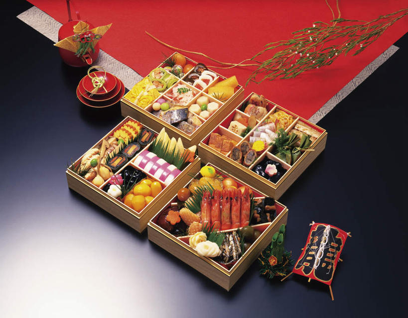 海鲜,豆腐,寿司,无人,横图,俯视,室外,白天,桌子,鱿鱼,萝卜,胡萝卜,蔬菜,餐具,一堆,许多,阴影,堆叠,堆积,黑色背景,新鲜,反射,鱼,碟子,盘,影子,纸盒,虾,食品,纸张,图画,水产,鱼类,画像,海洋生物,盒子,食物,包装盒,盘子,碟,碗,摄影,有机食品,绿色食品,影棚,堆,水生动物,海产品,水生物,海底动物,握寿司,押寿司,进餐用具,烹调用具,柔鱼,枪乌贼,红萝卜,甘荀,彩图,高角度拍摄,影棚拍摄,拍摄