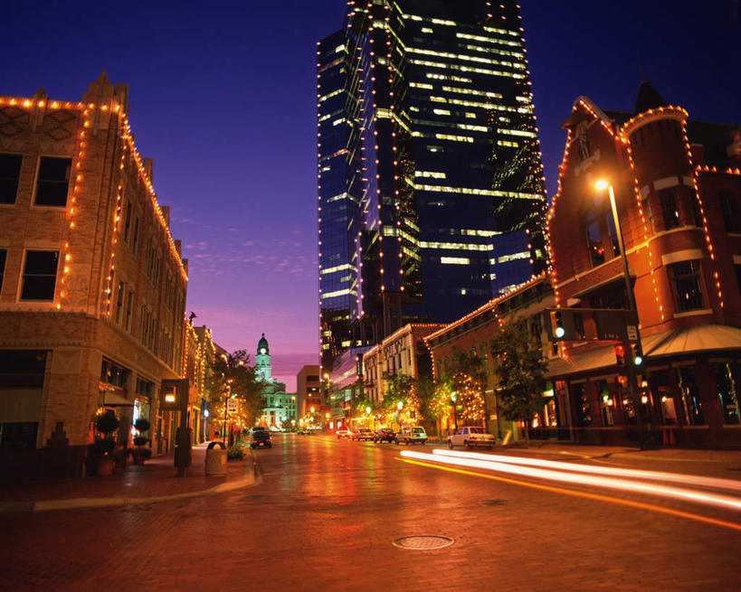 无人,高楼大厦,横图,室外,夜晚,仰视,度假,美景,城市风光,城市,大厦,道路,建筑,路,路灯,摩天大楼,夜景,公路,汽车,照明,美国,朦胧,模糊,景观,灯光,交通,娱乐,建设,车,灯,交通工具,轿车,享受,休闲,景色,放松,照亮,北美,北美洲,照明设备,德克萨斯州,美洲,德克萨斯,得州,德州,得克萨斯州,孤星之州,北亚美利加洲,亚美利加洲,沃思堡,马路,彩图,低角度拍摄,大楼,高层建筑,高楼,摩天楼